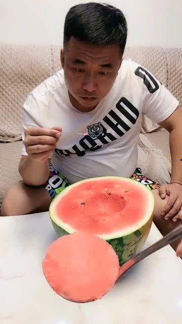 地位高低从吃瓜上看出来,吃瓜群众地位高低的微妙体现