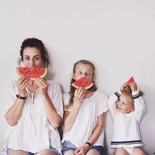 女孩夏日吃瓜头像,瓜果飘香——女孩吃瓜头像下的夏日风情